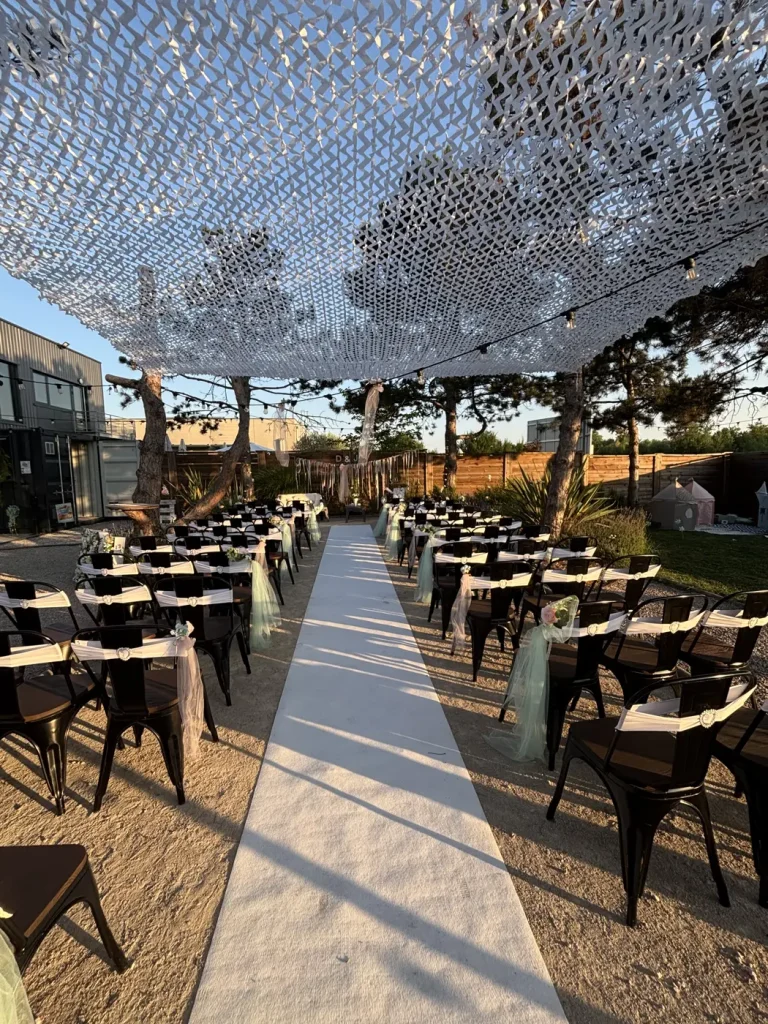 Cérémonie laïque dans le jardin du Recept', allée blanche sous voile ombrage