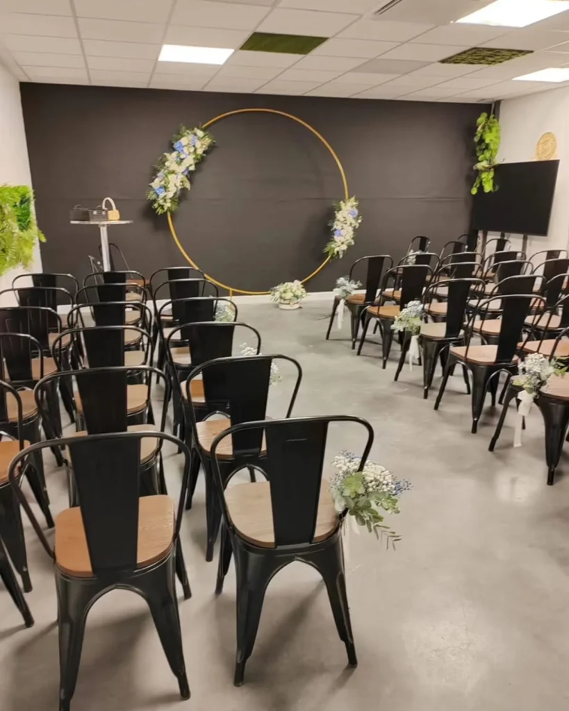 Cérémonie laïque dans la Jungle Room du Recept', arche fleurie