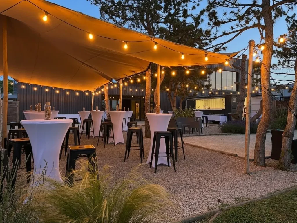 Jardin et tente nomade du Recept' installés pour un cocktail de mariage