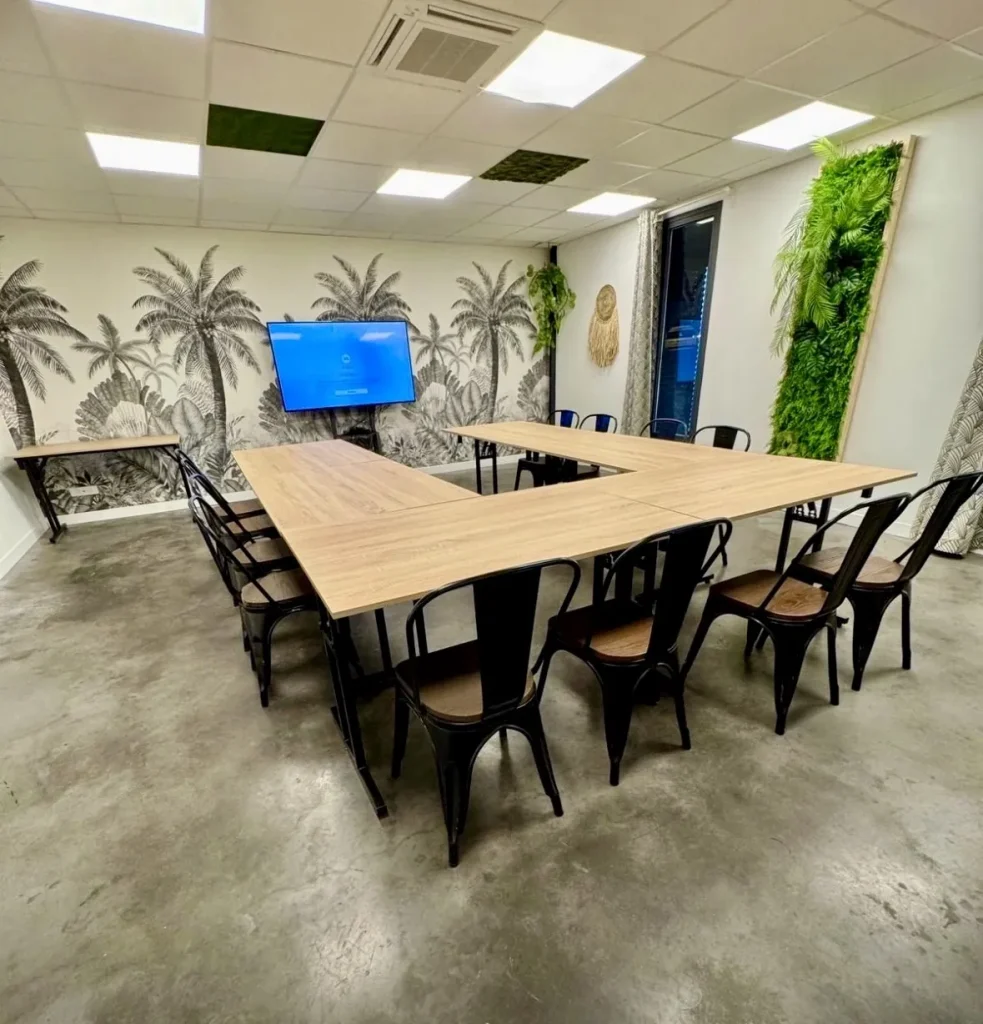La Jungle Room du Recept' en configuration réunion en U, écran et mur végétal
